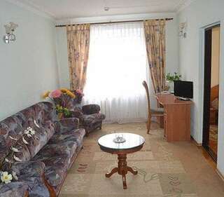 Гостиница Никопол Шахты 3-комнатный номер комфорт-3